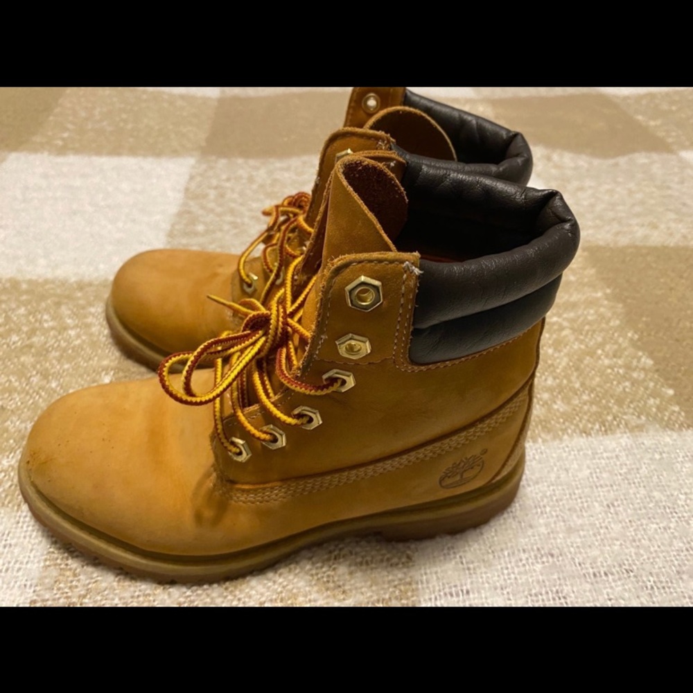 Timberland Tan and Black Boots Rugged Outdoor Design